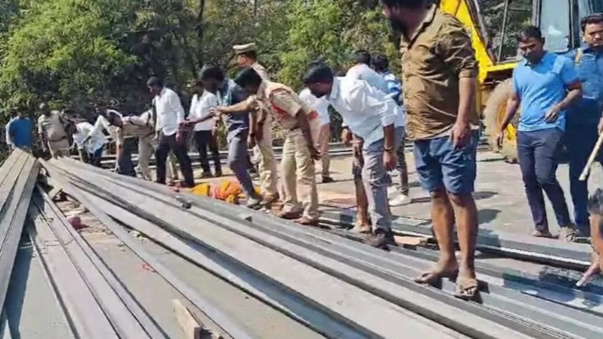 7 killed, 6 injured as lorry carrying iron rods collides with autorickshaws in Warangal 1 7 killed, 6 injured as lorry carrying iron rods collides with autorickshaws in Warangal