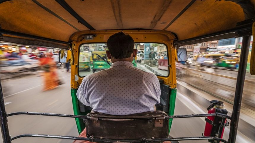 After getting ‘harassed’ by traffic cop, Kanpur auto driver invited to R-Day event to restore his honour