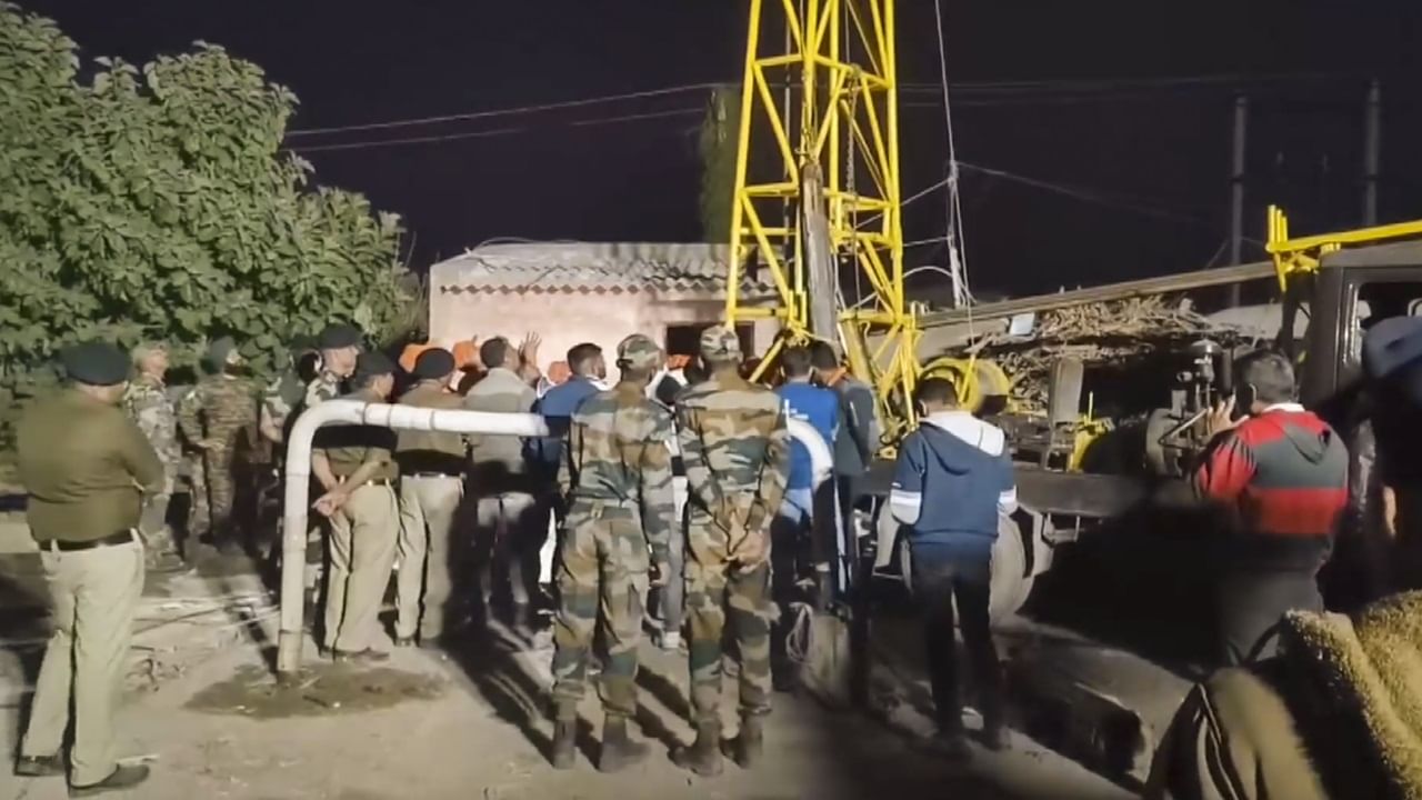 Gujarat: 18-year-old girl rescued after falling in borewell dies Gujarat: 18-year-old girl rescued after falling in borewell dies