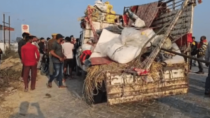 Maha Kumbh pilgrims’ pickup van crashes into truck; 6 dead, 10 injured 1 Maha Kumbh pilgrims’ pickup van crashes into truck; 6 dead, 10 injured