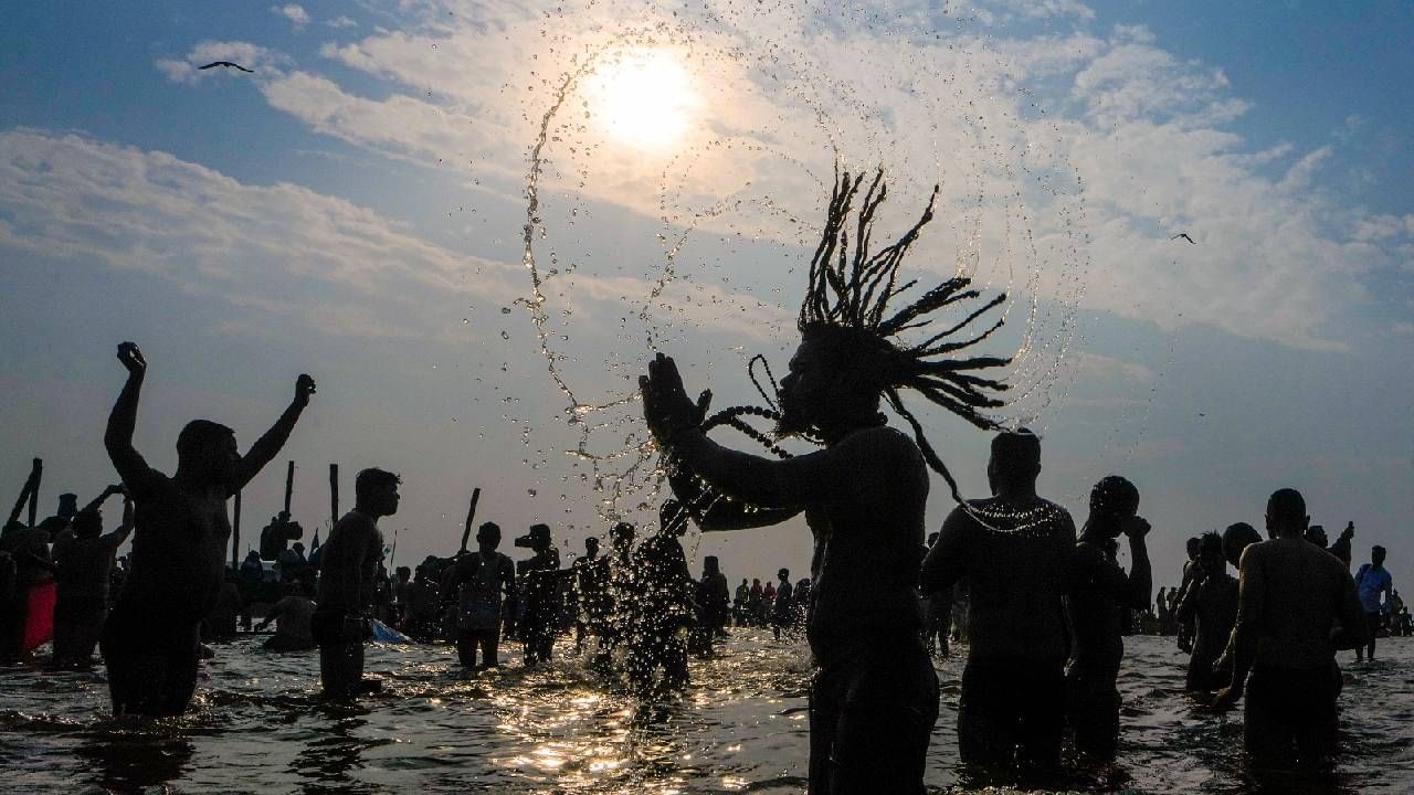 Maha Kumbh 2025: Devotees take holy dip on Mauni Amavasya – See Pics Maha Kumbh 2025: Devotees take holy dip on Mauni Amavasya – See Pics