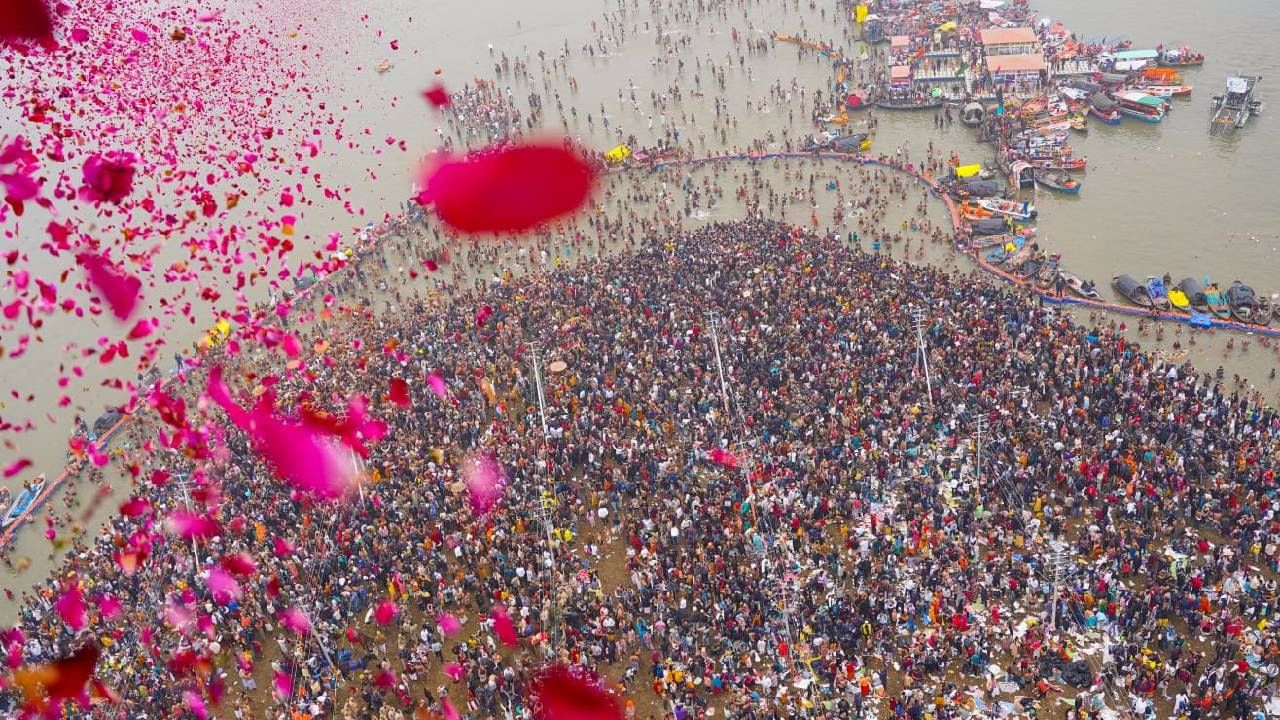 Devotees showered with Rose Petals from Helicopters during Maha Kumbh Amrit Snan