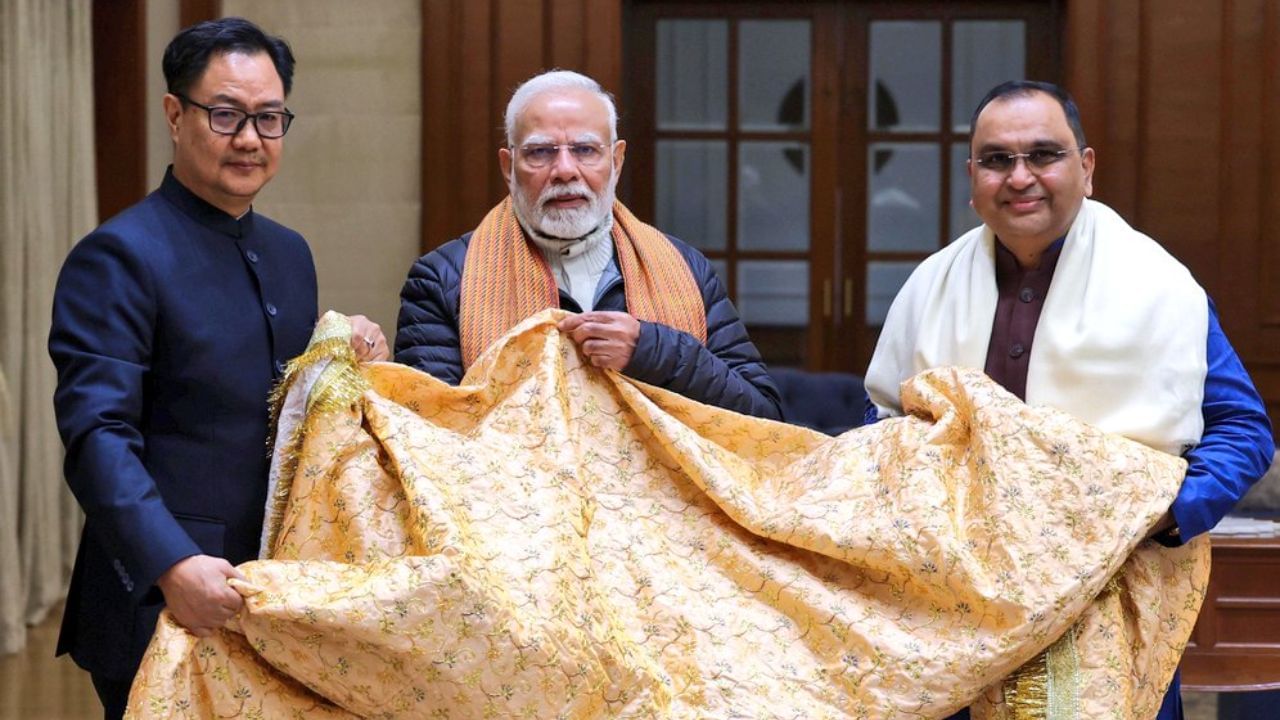 PM Modi sends chadar for 813th Urs of Khwaja Moinuddin Chishti at Ajmer Sharif PM Modi sends chadar for 813th Urs of Khwaja Moinuddin Chishti at Ajmer Sharif
