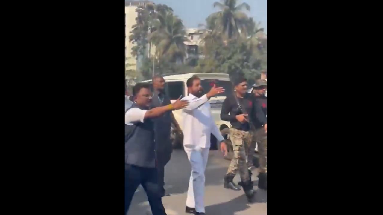 Humanitarian act: Maharashtra deputy CM Eknath Shinde stops his convoy, assists injured biker | Video Humanitarian act: Maharashtra deputy CM Eknath Shinde stops his convoy, assists injured biker | Video