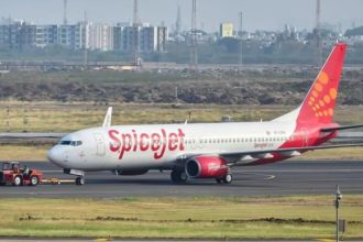 Delhi: Passengers, SpiceJet staff enter in heated argument over flight delay | Watch