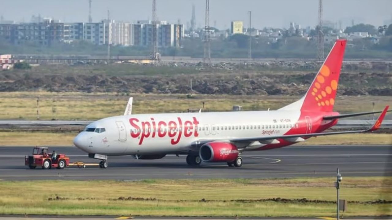 Delhi: Passengers, SpiceJet staff enter in heated argument over flight delay | Watch Delhi: Passengers, SpiceJet staff enter in heated argument over flight delay | Watch