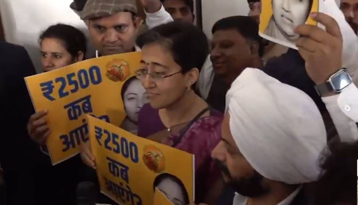 Atishi meets CM Rekha Gupta, demands BJP to transfer Rs 2,500 in women’s account Atishi meets CM Rekha Gupta, demands BJP to transfer Rs 2,500 in women’s account