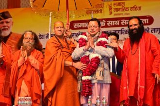 Saints Felicitate Chief Minister at Prayagraj Mahakumbh for Implementing the Uniform Civil Code 5 Saints Felicitate Chief Minister at Prayagraj Mahakumbh for Implementing the Uniform Civil Code