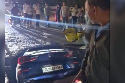 Watch| Road caves in Dwarka, car got stuck inside