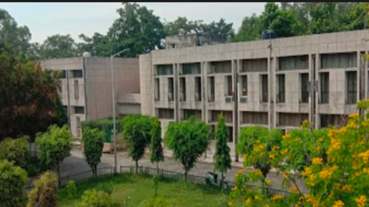Expired milk, spoiled Paneer for students; Surprise inspection at Haldwani Medical College reveals