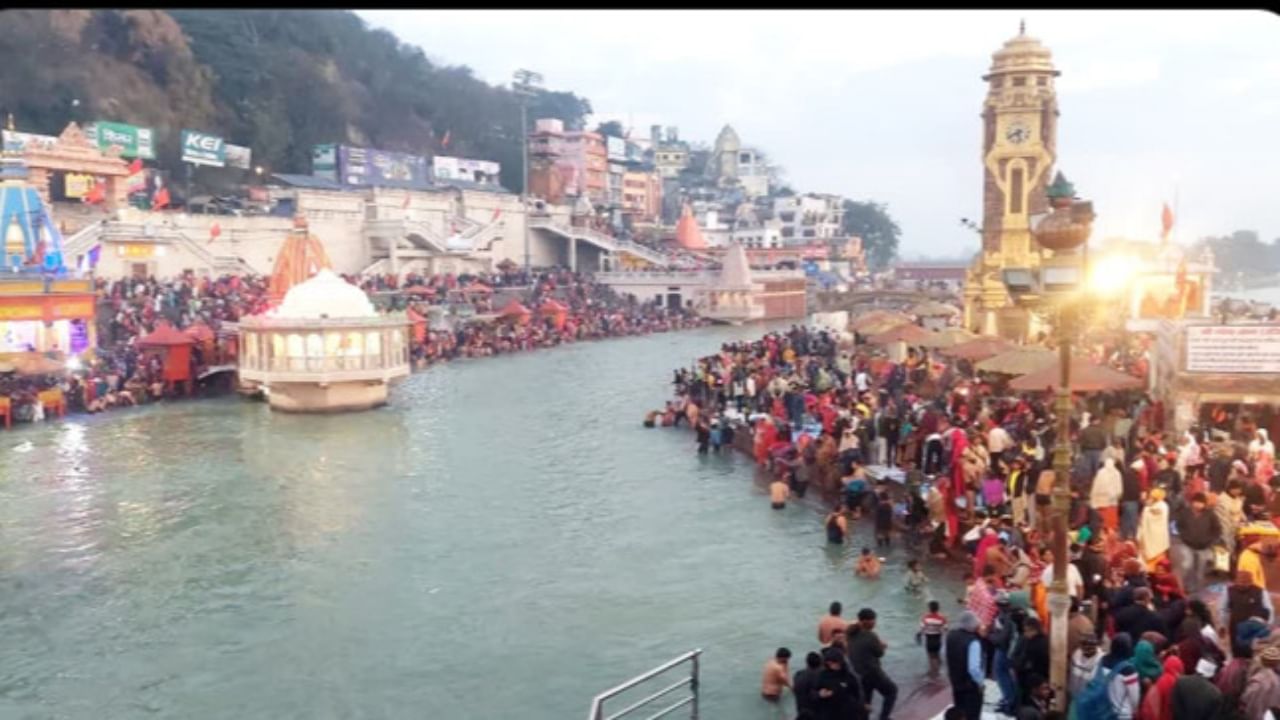 Uttarakhand: Huge number of devotees take holy dip in Ganga at Haridwar’s Har-Ki-Pauri on Magh Purnima