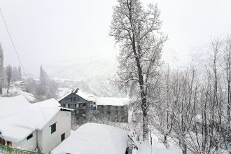 Snowfall disrupts traffic, rail services and flights in Himachal Pradesh, Kashmir