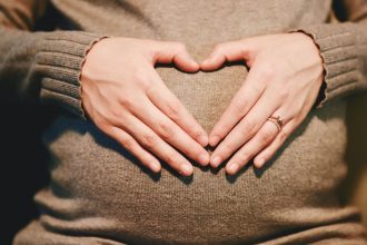 US woman sues fertility clinic after embryo mix-up leads to custody battle