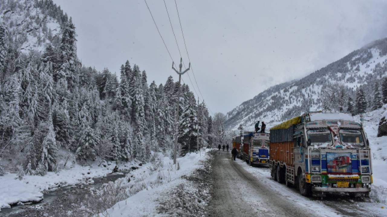 Jammu-Srinagar highway closed amid heavy snowfall; commuters urged to avoid travel