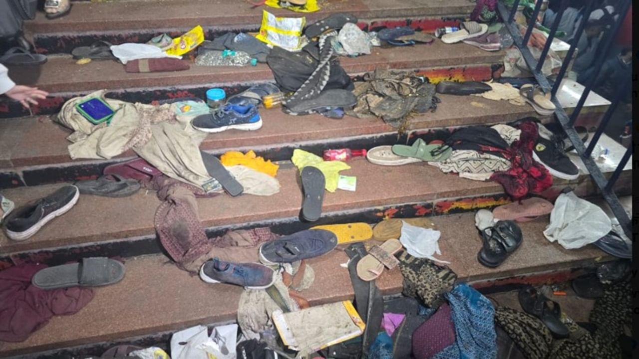 Stampede scare at New Delhi railway station amid Mahakumbh rush Stampede scare at New Delhi railway station amid Mahakumbh rush