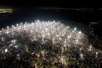 Maha Shivratri sees huge rush at Sangam for Maha Kumbh’s final ‘snan’