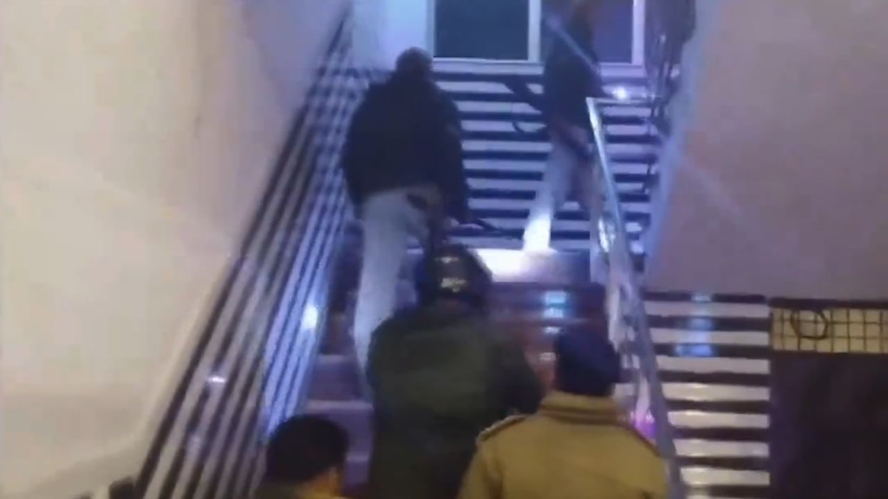 Leopard gatecrashes Lucknow wedding, sparks panic before being captured by foresters Leopard gatecrashes Lucknow wedding, sparks panic before being captured by foresters