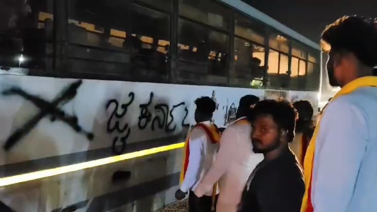 Buses vandalised, drivers thrashed: Maharashtra-Karnataka language row escalates Buses vandalised, drivers thrashed: Maharashtra-Karnataka language row escalates