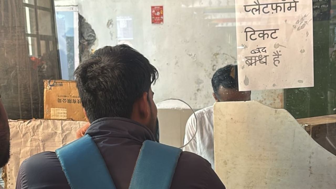 New Delhi Railway Station temporarily stops platform ticket sales after stampede kills 18 New Delhi Railway Station temporarily stops platform ticket sales after stampede kills 18