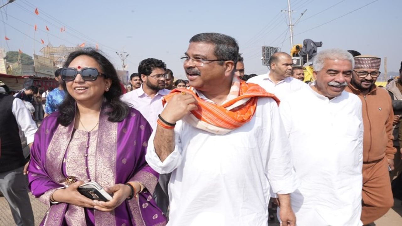 Maha Kumbh: Union Minister Dharmendra Pradhan takes holy dip at Sangam Maha Kumbh: Union Minister Dharmendra Pradhan takes holy dip at Sangam
