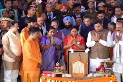 Delhi CM Rekha Gupta performs Yamuna Aarti at Vasudev Ghat, ministers accompany her
