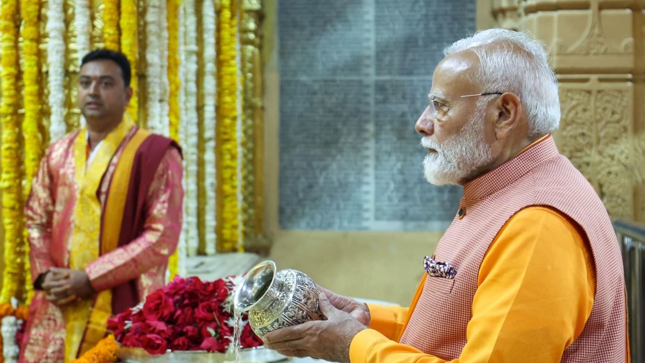 PM Modi offers prayers at Gujarat’s Somnath temple