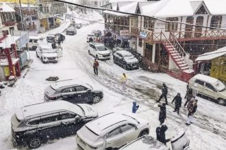 Heavy snowfall  continues to affect normal life in  Himachal, Kashmir | Details