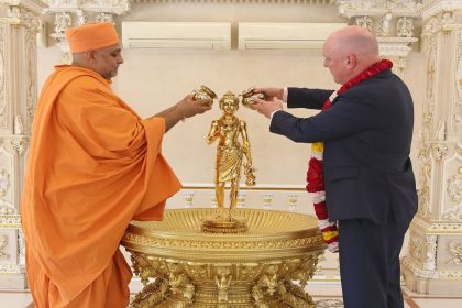 New Zealand PM Christopher Luxon visits Delhi’s Akshardham Temple