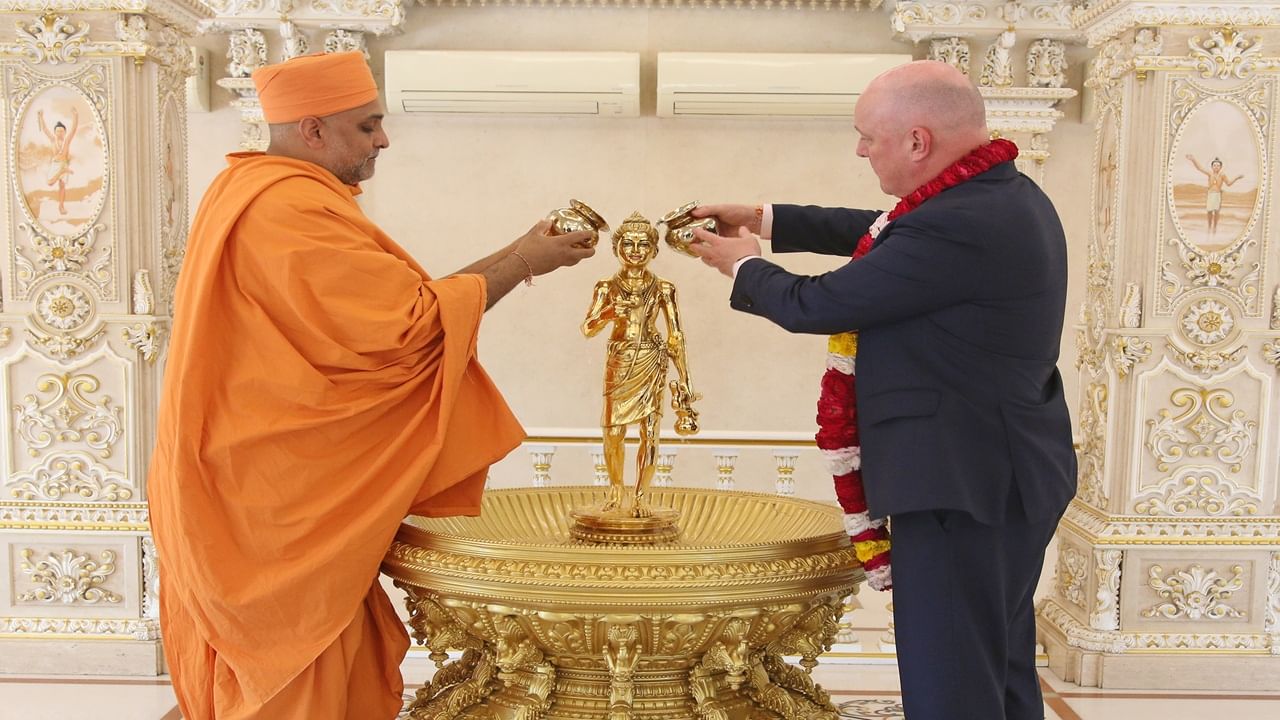 New Zealand PM Christopher Luxon visits Delhi’s Akshardham Temple