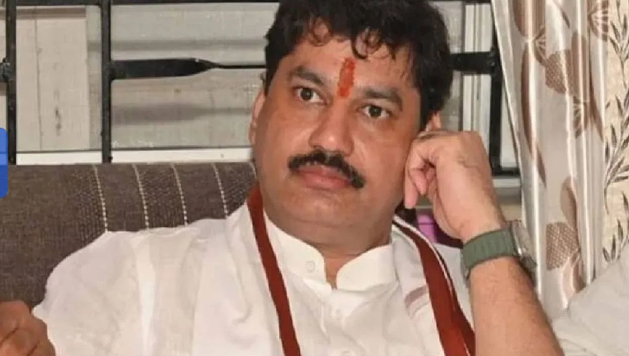 Fadnavis asks minister Munde to resign amid sarpanch murder row