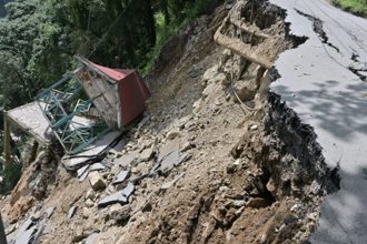 Landslides leave 1,000 tourists stranded in North Sikkim