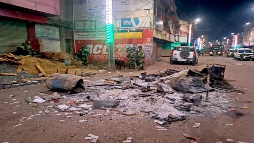 Bengal: Hundreds flee violence-hit Murshidabad, cross river to take shelter in Malda, say officials
