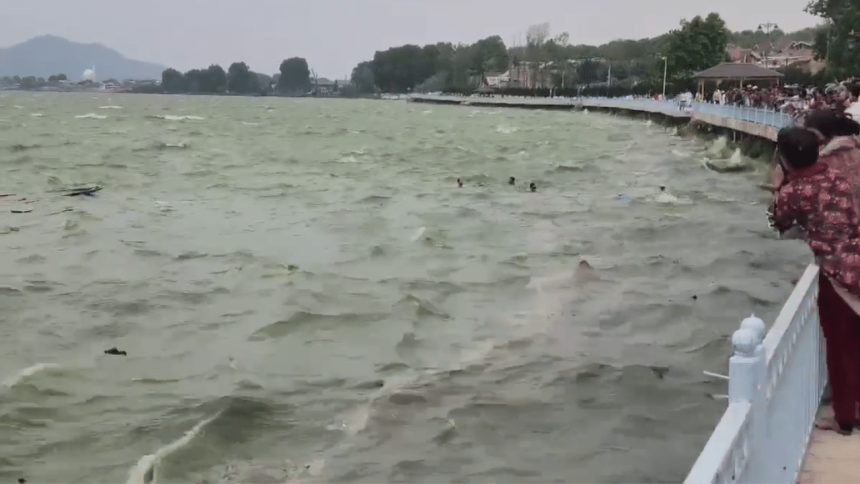 Boat capsizes in Dal Lake amid gusty winds; one rescued, one missing