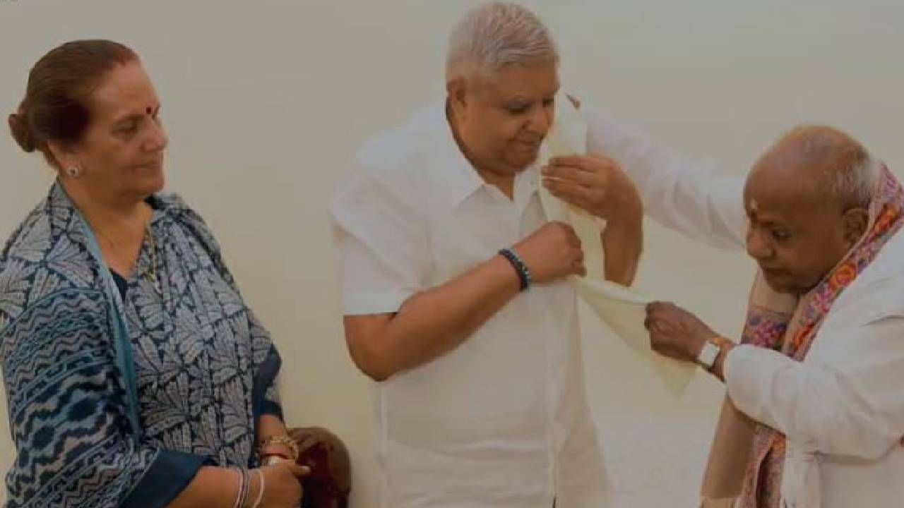 VP Jagdeep Dhankhar meets HD Deve Gowda to convey birthday greetings