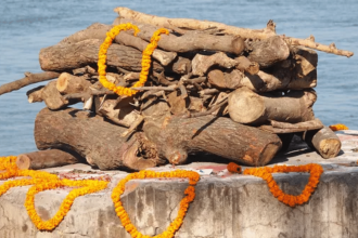 In Jaipur, a man lies on pyre and stops his mother’s cremation for silver bangles