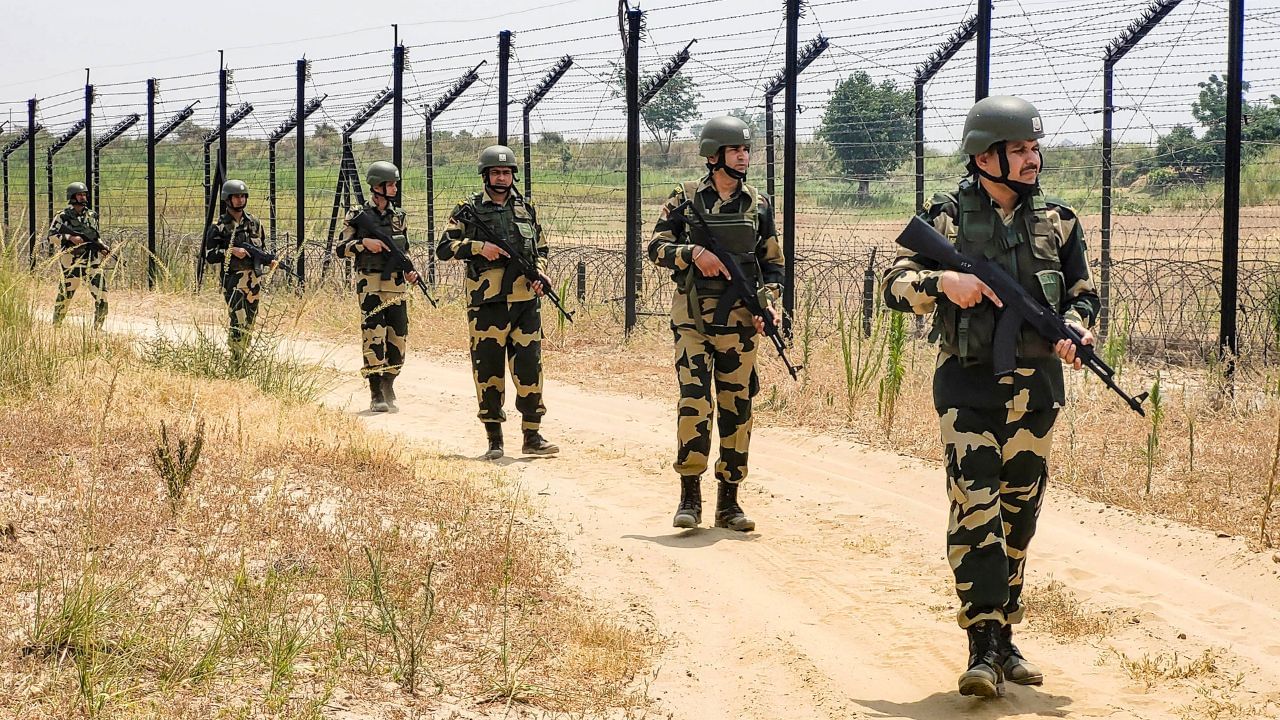 BSF shoots Pakistani intruder at international border, foils infiltration attempt in Gujarat BSF shoots Pakistani intruder at international border, foils infiltration attempt in Gujarat