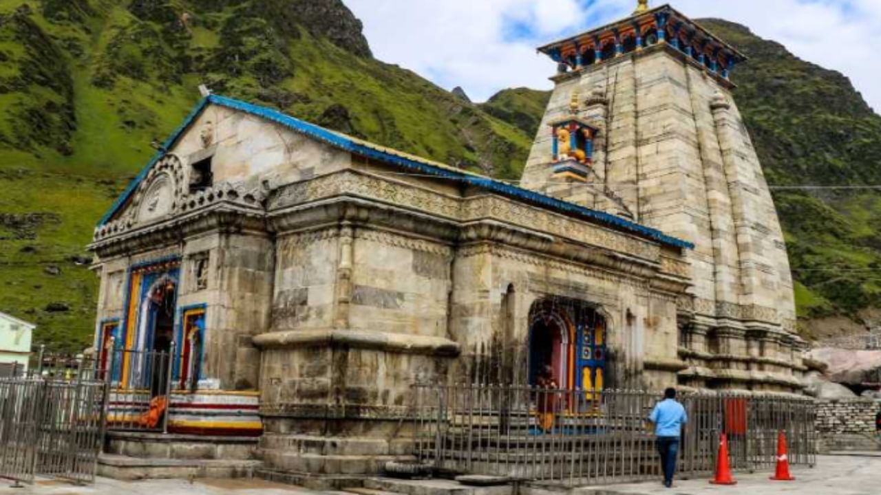 Weather turns cold in Uttarakhand: Rain hits Kedarnath-Yamunotri; Red alert issued for heavy rainfall, hailstorms, and strong winds in Uttarkashi Weather turns cold in Uttarakhand: Rain hits Kedarnath-Yamunotri; Red alert issued for heavy rainfall, hailstorms, and strong winds in Uttarkashi