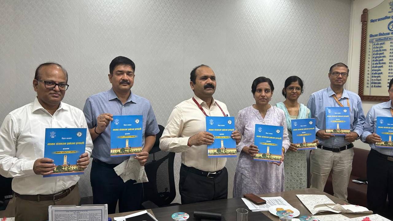 Additional Chief Secretary-cum-Mission Director of Bihar Prashasnik Sudhar Mission Society Inaugurates HRMS User Manual