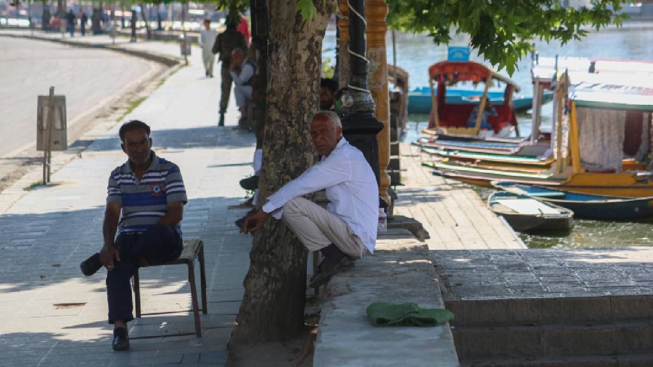 Srinagar hits seasonal high amid widespread heatwave in Jammu and Kashmir Srinagar hits seasonal high amid widespread heatwave in Jammu and Kashmir