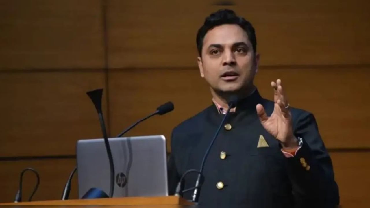 Centre terminates IMF’s Indian executive director Dr KV Subramaniam six months before his term ends Centre terminates IMF’s Indian executive director Dr KV Subramaniam six months before his term ends