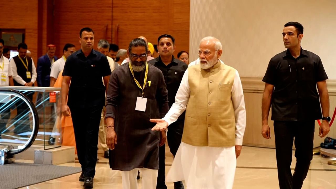 Waves of laughter and smiles all around: PM Modi’s informal chats with CMs of various states – Watch