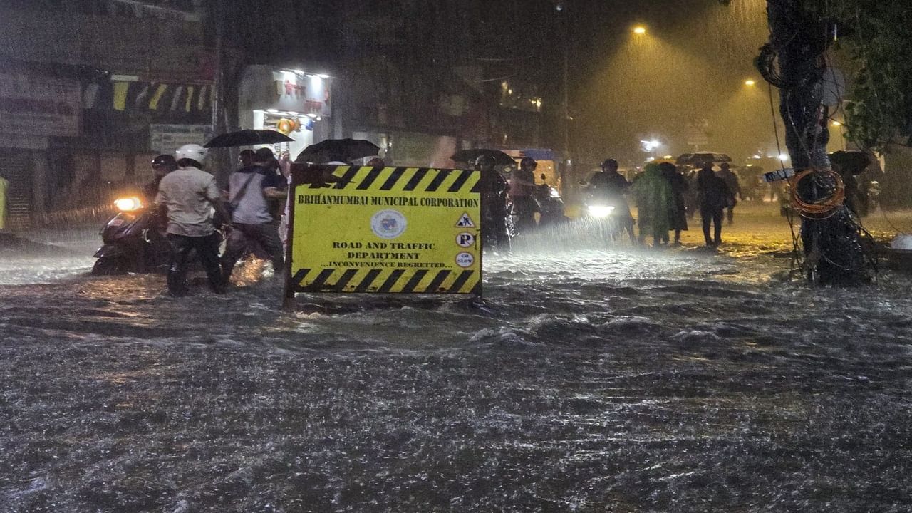 Heavy rain cripples Mumbai, alert issued in many parts of Maharashtra Heavy rain cripples Mumbai, alert issued in many parts of Maharashtra