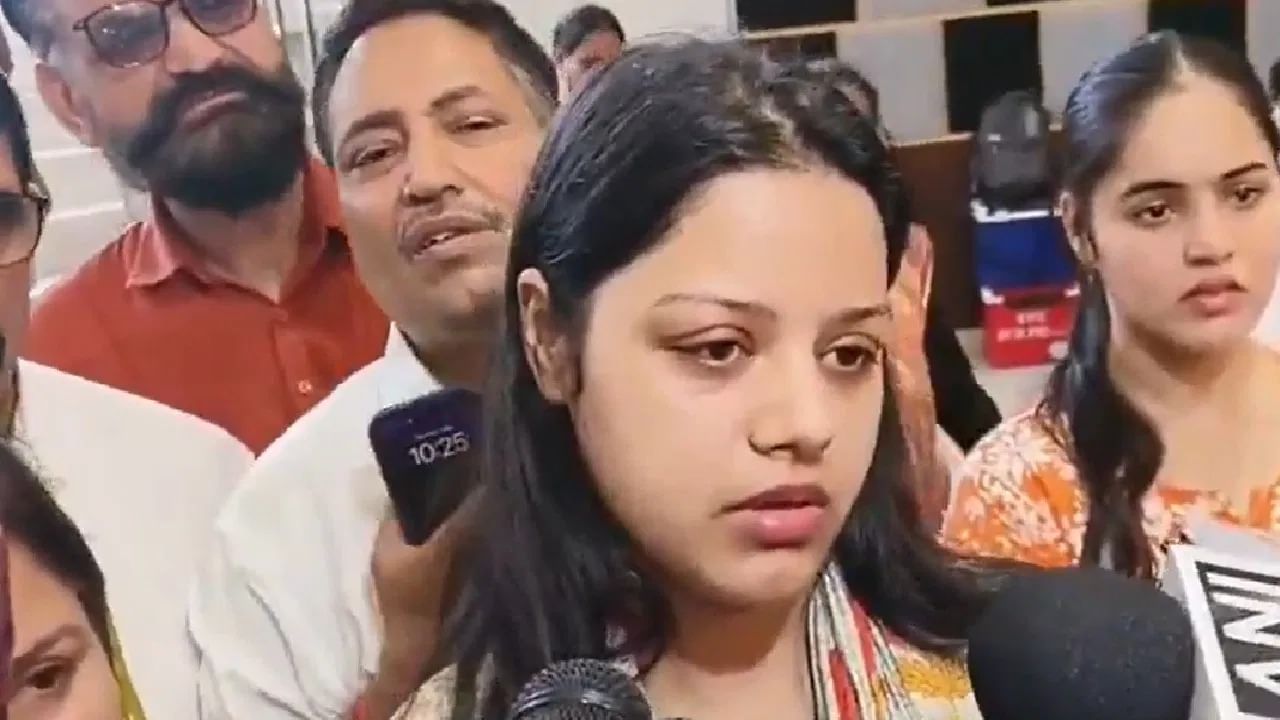 “Don’t go against Muslims or Kashmiris”: Lt Vinay’s wife appeals for peace after Pahalgam attack
