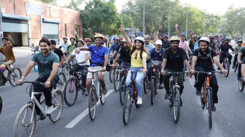 Fit India Sundays on Cycle organised in collaboration with Indian Railways; Actress Madhurima Tuli honoured as Fit India icon