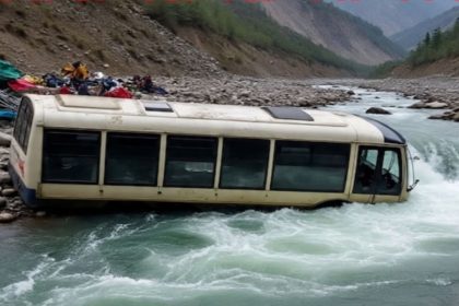 Breaking: Tempo-Traveller Falls Into River Near Gholthir on Badrinath Highway, 3 Thrown Out, Rescue Operations Underway