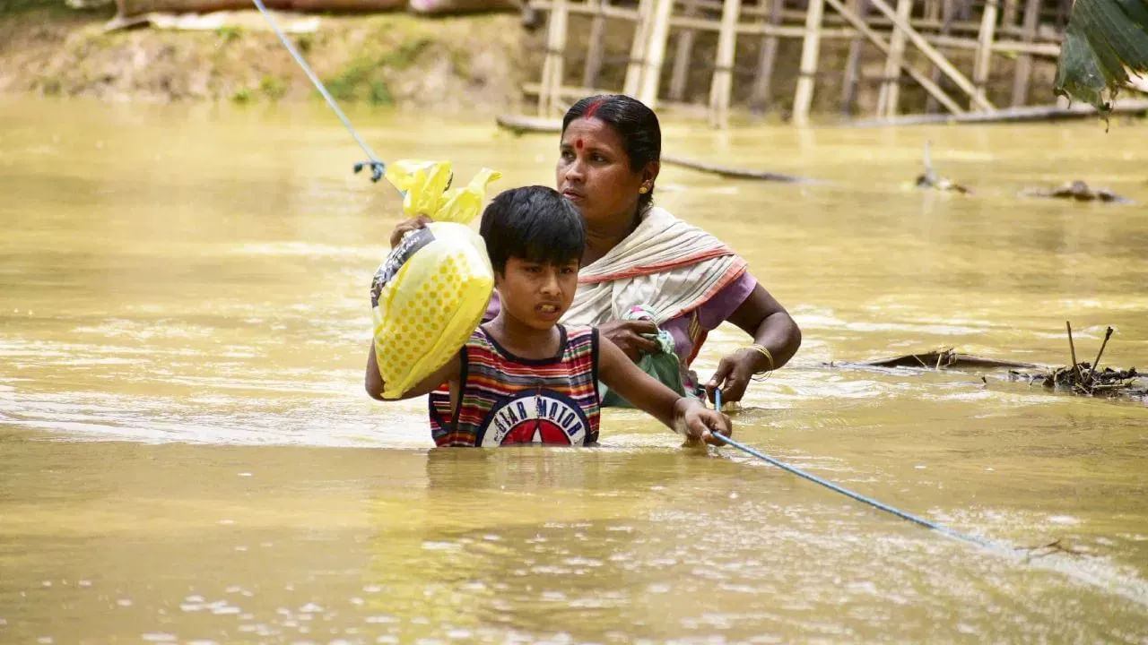 Bihar’s Nalanda faces flood threat as Falgu River swells, water enters homes and streets Bihar’s Nalanda faces flood threat as Falgu River swells, water enters homes and streets