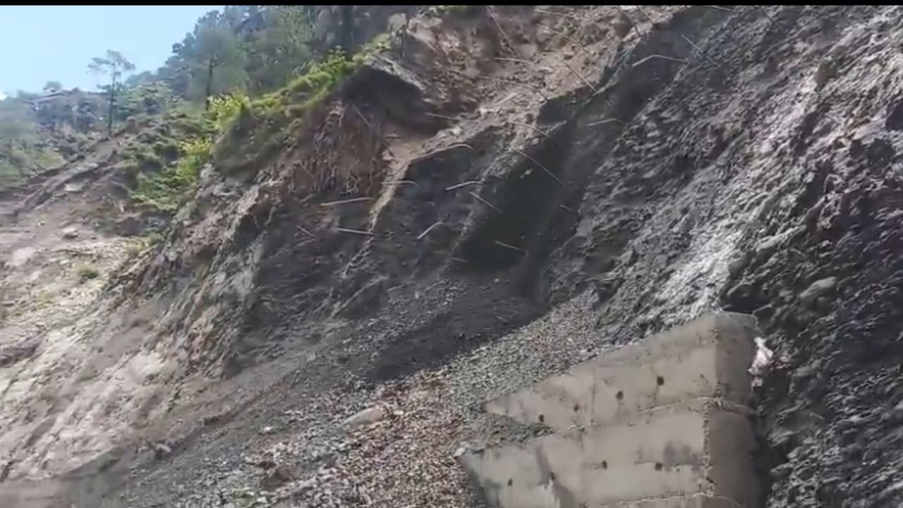Landslides block Badrinath highway in Chamoli; Haryana woman dies, husband-daughter injured in separate rockfall incident Landslides block Badrinath highway in Chamoli; Haryana woman dies, husband-daughter injured in separate rockfall incident