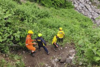 Tragedy on Kedarnath trek route: 2 dead, 3 injured in landslide at Jangalchatti, quick rescue by SDRF and local authorities