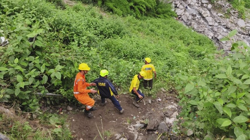 Tragedy on Kedarnath trek route: 2 dead, 3 injured in landslide at Jangalchatti, quick rescue by SDRF and local authorities