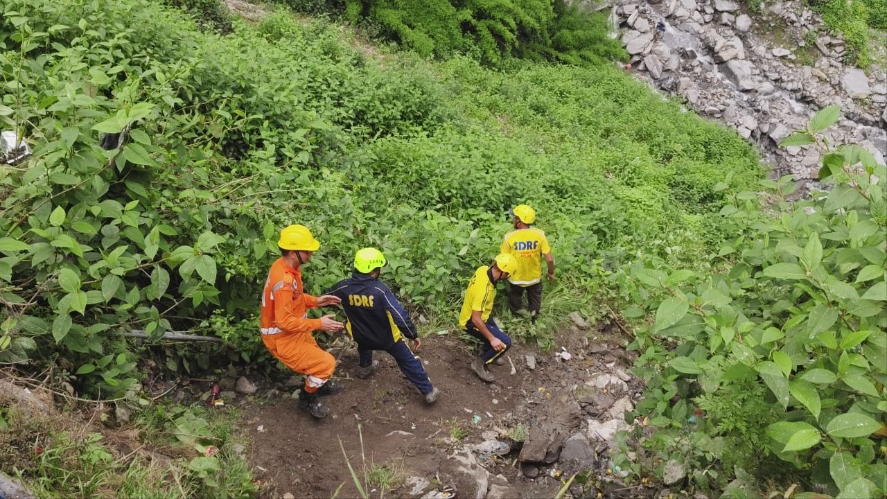 Tragedy on Kedarnath trek route: 2 dead, 3 injured in landslide at Jangalchatti, quick rescue by SDRF and local authorities